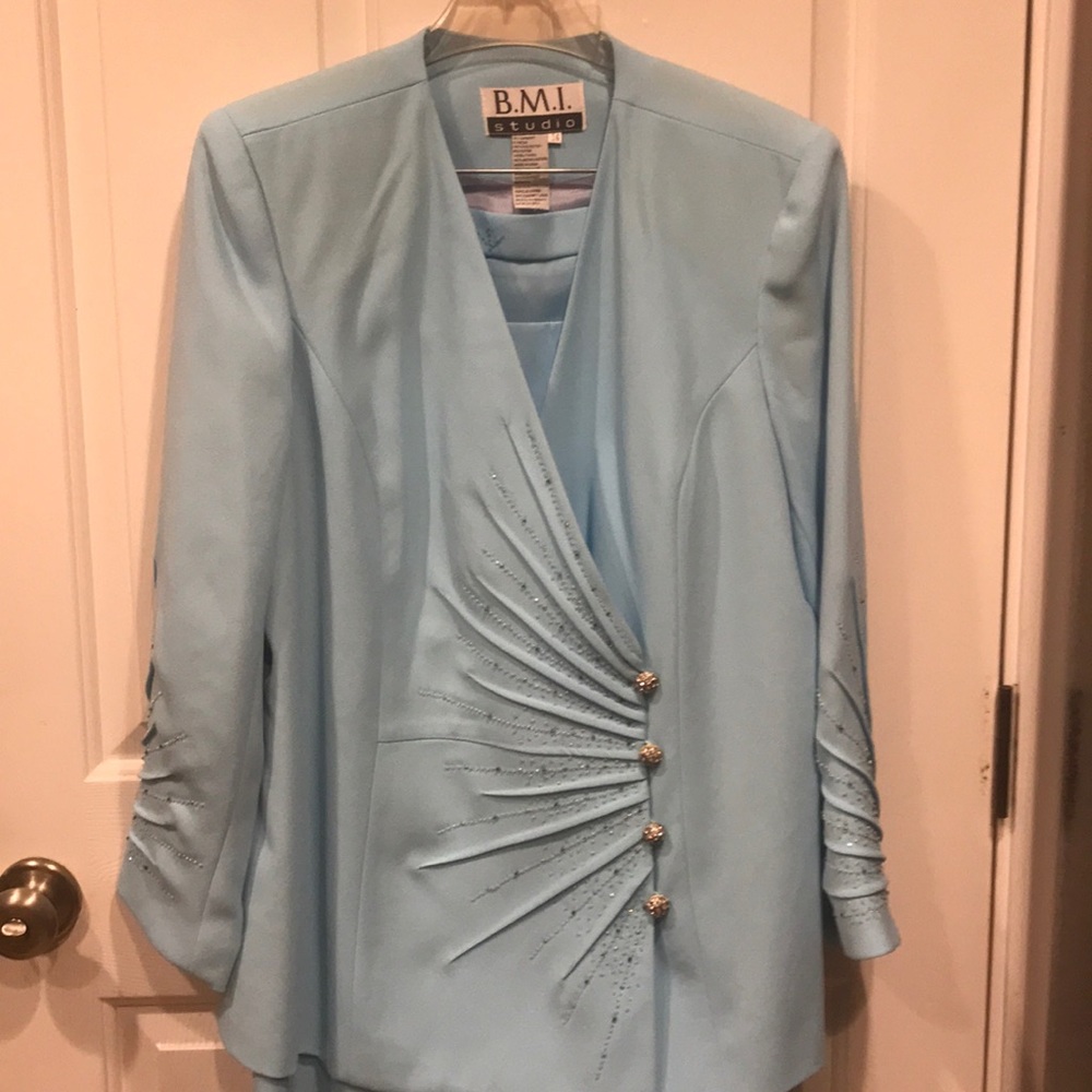 Wedding gown , evening gown
